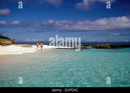 Pareja, caminar por la playa, playa de arena blanca, drawaqa island, el grupo de islas Yasawa, isla de Fiji, las islas Fiji, Islas Fiji, Fiji, Pacífico Sur Foto de stock