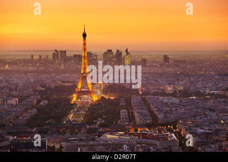 Horizonte de París al atardecer con la Torre Eiffel y a La Défense, París, Francia, Europa