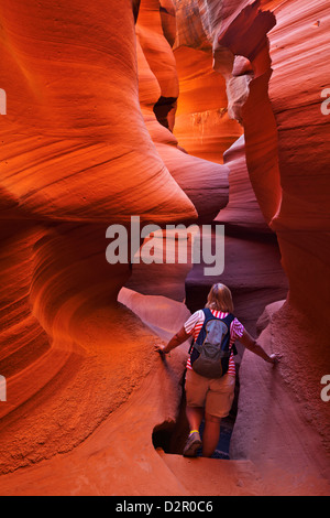 Mujeres turistas caminante y formaciones rocosas de arenisca, baje el Cañón Antelope, Page, Arizona, EE.UU. Foto de stock