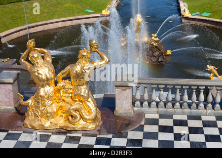 Las estatuas de oro y fuentes de la Gran Cascada en el Palacio Peterhof, San Petersburgo, Rusia, Europa