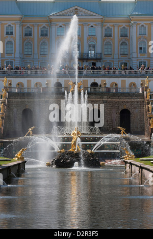 Las estatuas de oro y fuentes de la Gran Cascada en Palacio Peterhof, San Petersburgo, Rusia, Europa