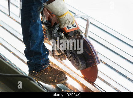 Hombre hispano trabajando en sitio en construcción