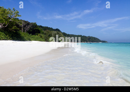 Polvo blanco playa de Koh Tachai en el Mar de Andaman, frente a la costa de Tailandia Foto de stock
