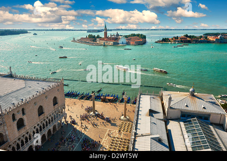 Arial ver formulario Campinale San Marcos de la plaza de San Marcos y los Doges con la isla de San Giorgio Maggiore en Venecia