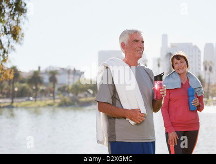 Pareja de ancianos agua potable después de entrenar