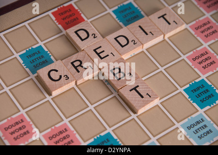 El concepto de "Crédito Débito deletreó en letras de Scrabble Scrabble junta