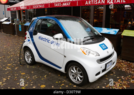 Compartir coche car2go coche eléctrico se carga a un aparcamiento en Vancouver, BC Canadá Foto de stock
