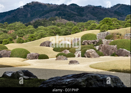El moderno jardín de paisaje seco del Museo de Arte Adachi, Matsue, Japón, diseñado por Adachi Zenko en 1980 Foto de stock