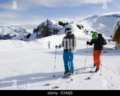 Dos esquiadores en una pista en Le Grand Massif zona de esquí en los Alpes franceses, cerca de Samoens resort, Rhône-Alpes, Francia, Europa Foto de stock