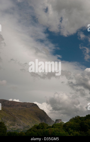 Castillo Dolbadarn, Llanberis, Gales, contra una nube blanca y azul cielo.