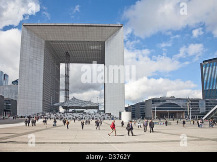 Foto editorial de los visitantes y de los trabajadores en el área de negocios de La Défense en el centro-oeste de París, enfrente de La Grande Arche,