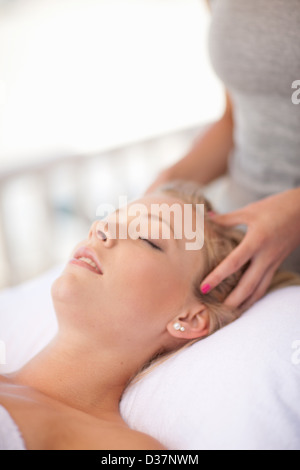 Una mujer con masaje del cuero cabelludo en el exterior Foto de stock