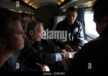 El alcalde de Nueva York, Michael Bloomberg, opiniones un mapa con el Presidente durante una excursión aérea para ver los daños del huracán Sandy Foto de stock