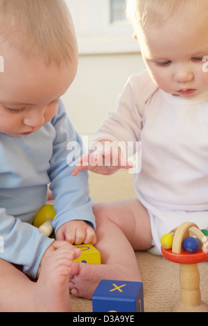 Los bebés jugando con los juguetes