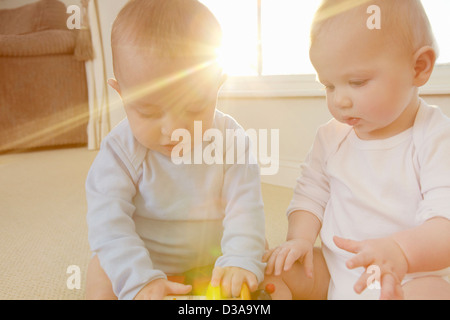 Los bebés jugando con los juguetes