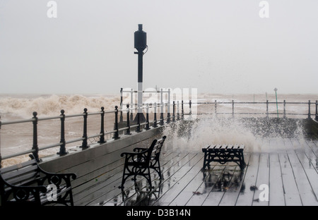 Mar agitado y una tormenta en Littlehampton Pier West Sussex, UK Foto de stock