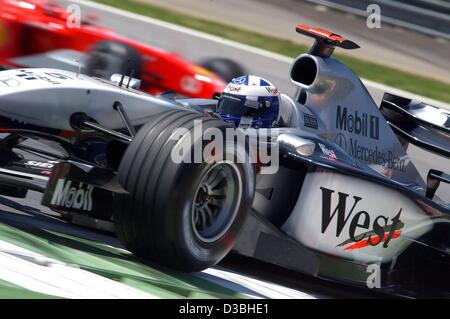 (Dpa) - Un piloto de Fórmula uno escocés David Coulthard (McLaren-Mercedes) carreras a lo largo de la pista con su coche de carreras de Fórmula uno en la vuelta de formación cualificante durante el Gran Premio de Austria en el A1-Ring racetrack en Zeltweg, Austria, el 16 de mayo de 2003. El gran premio de Austria, que es el sexto rac