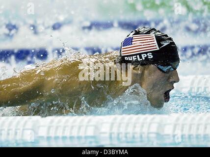 (Dpa) - el estadounidense Michael Phelps en su camino para ganar el hombre de 200 m mariposa en la final de los Campeonatos Mundiales de Natación en Barcelona el 23 de julio de 2003. A los 18 años ganó el evento clocking 1:54.35 min. Foto de stock