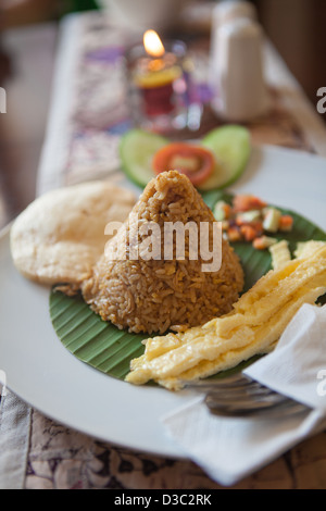 Desayuno tradicional indonesio; Nasi Goreng o arroz frito Foto de stock