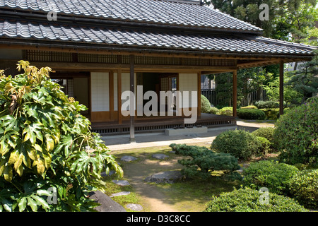 Kyu Uchiyamake Bukeyashiki histórica residencia samurai patio privado jardín paisajista con barandas en Echizen-Ono en Fukui Foto de stock