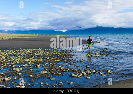 Hombre corriendo duro en Obispo Playa, Homer, Alaska, EE.UU. Foto de stock