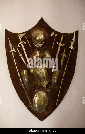 LA FINCA RUIZA, Huelva, España, 21 de febrero de 2008: un escudo llevando armadura de antigüedades en miniatura de manos en una pared en la gran mansión del siglo XIX de la familia Prieto de la cal. Foto de stock