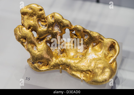 Esta es una gran pepita de oro en exhibición en el Museo Real de Ontario, Canadá Foto de stock