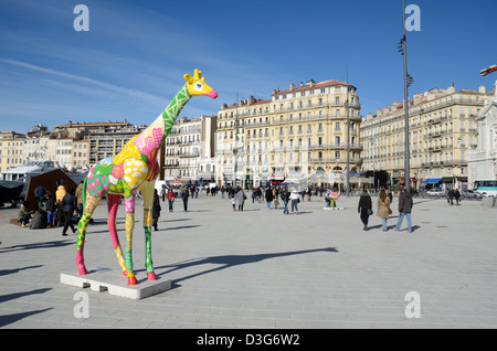 Plaza de la Ciudad Pública y esculturas Giraffe en el muelle, o Quayside Quai des Belges Vieux Port o el puerto antiguo de Marsella Provenza Francia Foto de stock