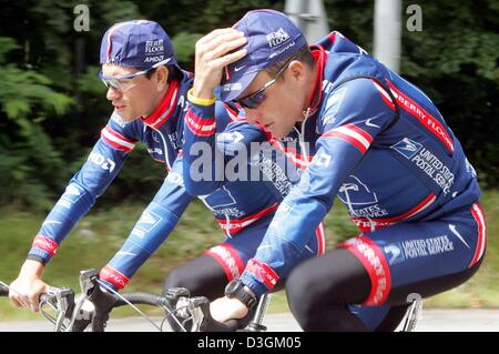 (Dpa) - cinco veces vencedor del Tour de Francia, Lance Armstrong (R) de los EE.UU.) y su compañero de equipo portugués José Azevedo (L) ride uno junto al otro durante una práctica ejecutar con su equipo de US Postal cerca de Limoges, Francia, el 12 de julio de 2004. Los equipos utilizan el primer día del Tour de Francia, carrera de ciclismo para sesiones de entrenamiento relajado. Foto de stock