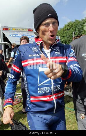 (Dpa) - cinco veces vencedor del Tour de Francia, Lance Armstrong desde los EE.UU. obtiene listo para ejecutar una práctica con su equipo de US Postal cerca de Limoges, Francia, el 12 de julio de 2004. Los equipos utilizan el primer día del Tour de Francia, carrera de ciclismo para sesiones de entrenamiento relajado. Foto de stock