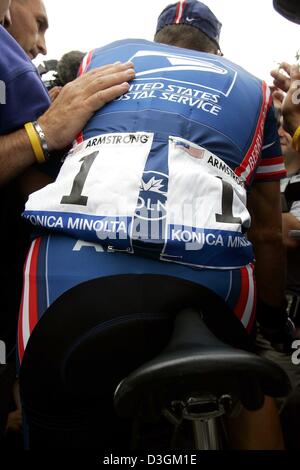 (Dpa) - cinco veces vencedor del Tour de Francia, Lance Armstrong, del equipo US Postal de EE.UU. es custodiada por un guardaespaldas como él cabalga al comienzo de la novena etapa de Saint-Leonard-de-Noblat, Francia, el 13 de julio de 2004. Con 160.5 km el tramo más corto de la excursión, la novena etapa llevará a los corredores de Saint-Leonard-de-Noblat en Gueret. Foto de stock