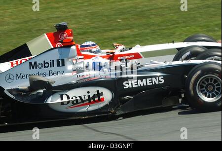 (Dpa) - Un piloto de Fórmula uno escocés David Coulthard (delantero) (McLaren Mercedes) y el piloto japonés Takuma Sato (BAR Honda) lucha por su posición durante el Gran Premio de Canadá en Montreal, Canadá, 13 de junio de 2004.