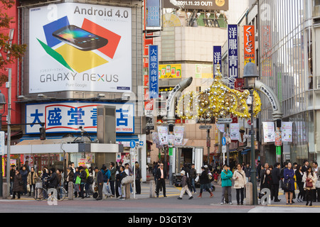 Pueblo japonés cruzando en hachiko cruce con android teléfono Galaxy Nexus publicidad, en el distrito de Shibuya, Tokio, Japón Foto de stock