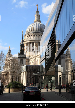 La Catedral de San Pablo se refleja en edificios de oficinas en la ciudad de Londres, Inglaterra, Reino Unido GB