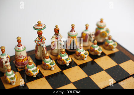 tablero de ajedrez con sus piezas, el tablero de ajedrez está hecho de  azulejos de cerámica y las piezas con madera Fotografía de stock - Alamy