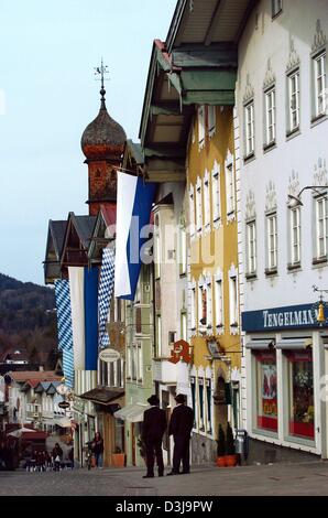 (Dpa) - Dos hombres de pie en una calle pintoresca que está decorado con colores blancos y azules banderas de Baviera en Bad Toelz, Alemania, el 4 de abril de 2004.