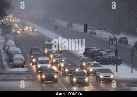 Berlín, Alemania, el tráfico rodado durante las nevadas en las calles del 17 de junio
