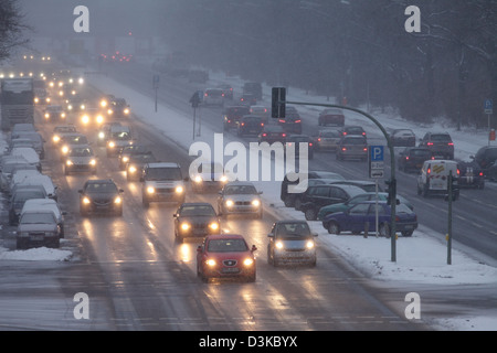 Berlín, Alemania, el tráfico rodado durante las nevadas en las calles del 17 de junio