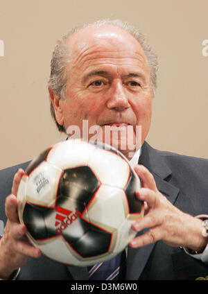 (Dpa) - Joseph Blatter, Presidente de la FIFA, sostiene una pelota de fútbol en sus manos después de una conferencia de prensa en la feria en el centro de Leipzig, Alemania, el miércoles, 07 de diciembre de 2005. Los preparativos para la Copa del Mundo de 2006 ronda final dibujar, el viernes, 09 de diciembre de 2005, están en pleno apogeo. Alrededor de 4.000 invitados, incluidos 1.500 periodistas, se espera que asistan al evento en Leipzig. Foto: