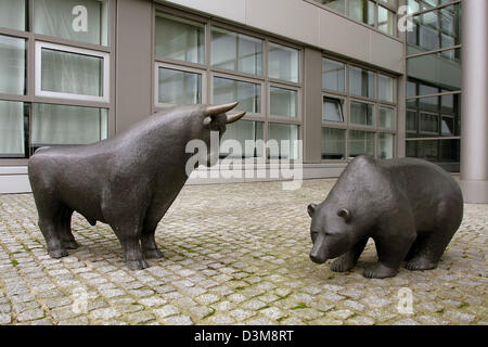 (Dpa) - La imagen muestra las famosas estatuas de bull y bear en frente de la nueva Bolsa en Frankfurt, Alemania, el 14 de noviembre de 2005. Foto: Heiko Wolfraum Foto de stock