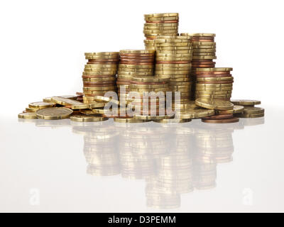 Pequeño cambio, montones de monedas de euro apilados, sobre fondo blanco con reflejo Foto de stock