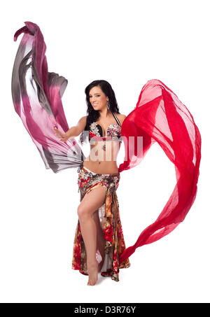 Bailarina de danza del vientre con velo rojo los brazos extendidos en un  escenario tropical Fotografía de stock - Alamy