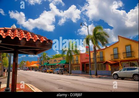 SW 8th Street, la Calle Ocho entre 16 y 17 Avenida en medio de la Pequeña Habana con coloridas tiendas, restaurantes, galerías de arte Foto de stock