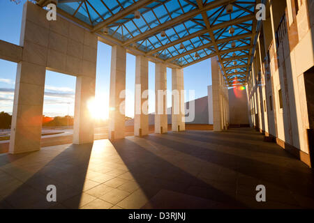 Fachada de mármol blanco de la gran veranda en el Parlamento. Canberra, Australian Capital Territory (ACT), Australia