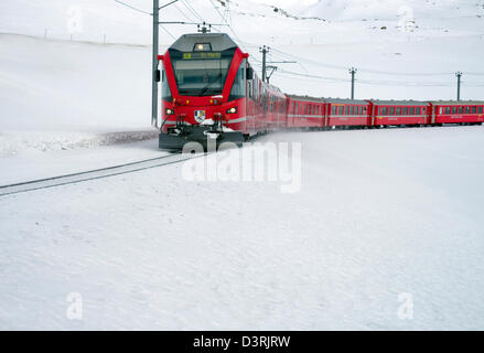 Tren de montaña en el Paso Lago Bianco Bernina en invierno, Grisons, Suiza Foto de stock