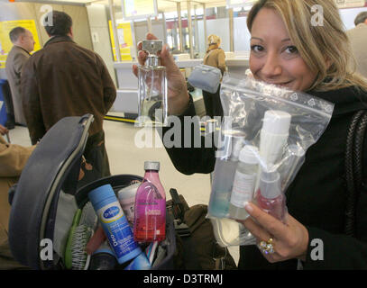 Un pasajero italiano femenino reorganiza la higiene líquidos en su mochila  en el aeropuerto de Berlín-Tegel, Alemania, el lunes 6 de noviembre de  2006. Nuevas regulaciones para el transporte de líquidos en el equipaje de  mano en los vuelos se presentó 