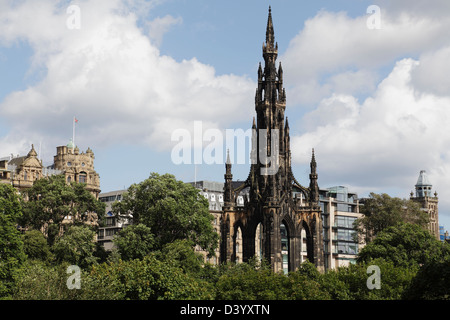 La Sir Walter Scott Monument en el centro de la ciudad de Edimburgo, Escocia, Reino Unido Foto de stock