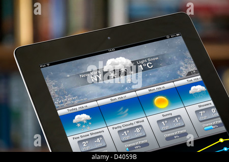 Mirando el pronóstico para la ciudad de Nueva York en el canal del tiempo Weather.com app ( ) en un iPad 4 Foto de stock