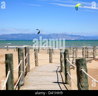 Escaleras de madera y kite surf en la playa Riumar España Foto de stock