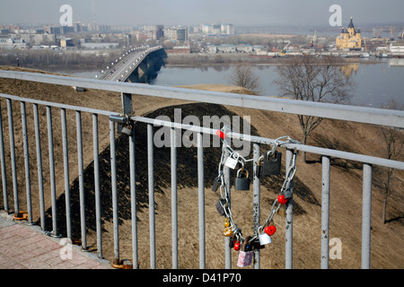 Rusia. La primavera. Nizhny Novgorod: bloqueos en el puente amantes. Terraplén Fedorovsky. Foto de stock